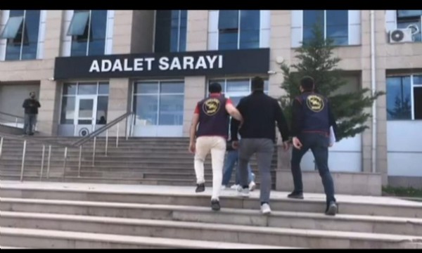 Van'da hırsızlıktan aranan şahıslara operasyon
