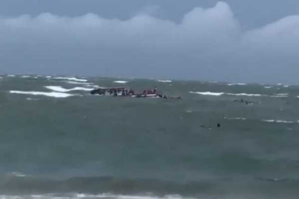 Endonezya'da turist teknesi battı: 7 can kaybı, 34 yaralı