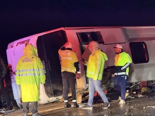 Düzensiz göçmenleri taşıyan midibüs devrildi: 1 ölü 22 yaralı