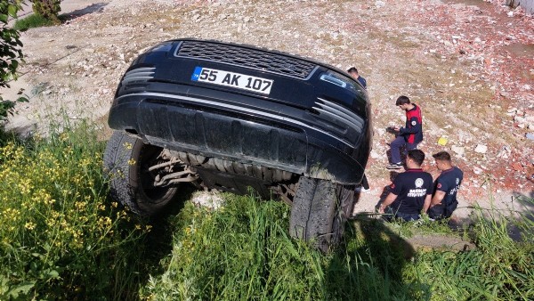 Samsun'da lüks cip kaza sonrası duvarda asılı kaldı