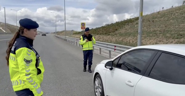 2025'te standart dışı ışık kullanan 26 bin 822 sürücüye işlem yapıldı