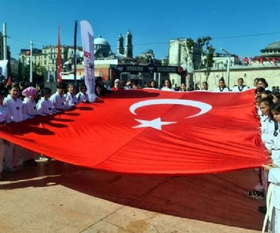 19 Mayıs Atatürk’ü anma Gençlik ve Spor Bayramı Taksim’deki törenle başladı