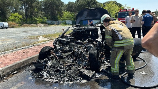 İstanbul’da 20 milyonluk Ferrari alev topuna döndü