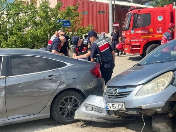 Sakarya'da feci kaza! İki araç çarpıştı: Yaralılar var...