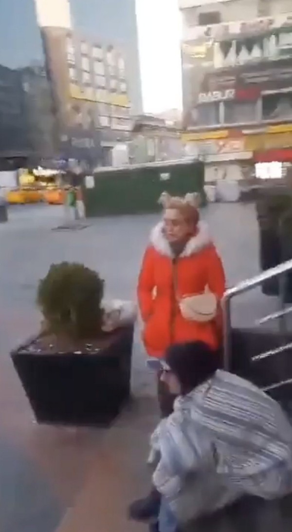 Başıboş köpekler için Ankara'da oturma eylemi! Polise hakaret ettiler