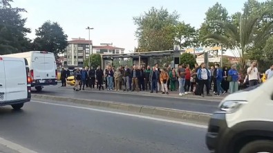 İstanbul'da özel halk otobüsleri kontak kapattı! İBB halkı yine yolda bıraktı! Vatandaş isyan etti...