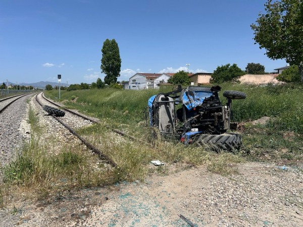 Uşak'ta hemzemin geçitte traktör ile tren çarpıştı