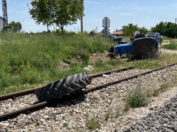 Uşak'ta hemzemin geçitte traktör ile tren çarpıştı