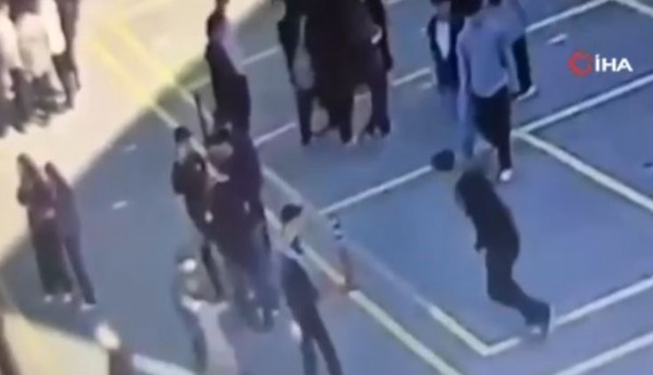 Lise Bahçesinde Şok Anlar: Okul Bahçesinde Arkadaşını Bıçakladı