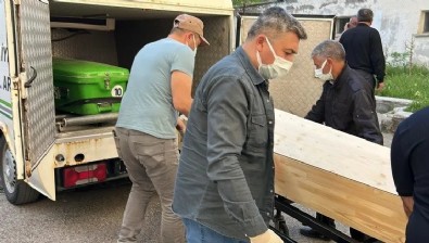 Kene kabusu büyüyor! Midesine yapıştı çıplak elle koparınca...