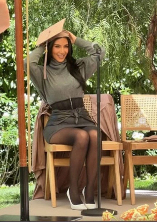 Avukat Kim Kardashian!