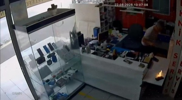 Adana'da sıcaktan ısınan telefon patladı