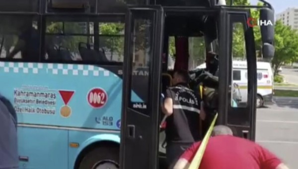 Kahramanmaraş'ta otomobil, otobüse çarptı!