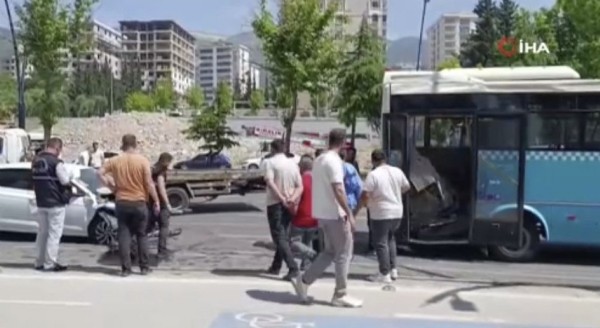 Kahramanmaraş'ta otomobil, otobüse çarptı!