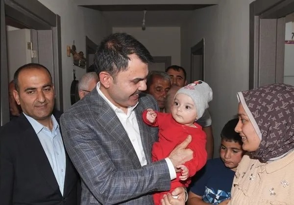 Bakan Kurum’a Zey Köyü’nden teşekkür! Depremzede vatandaş: Bize bebek gibi baktınız