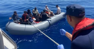 İzmir'de 53 düzensiz göçmen kurtarıldı