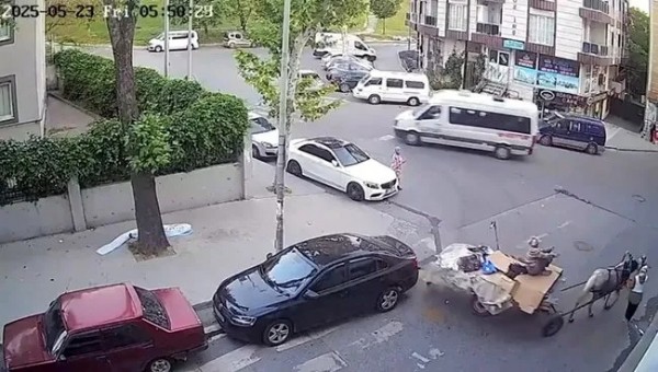 İstanbul Esenyurt'ta ilginç kaza: At arabası ile otomobil çarpıştı!