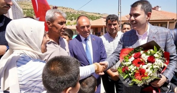 Bakan Kurum’a Zey Köyü’nden teşekkür! Depremzede vatandaş: Bize bebek gibi baktınız