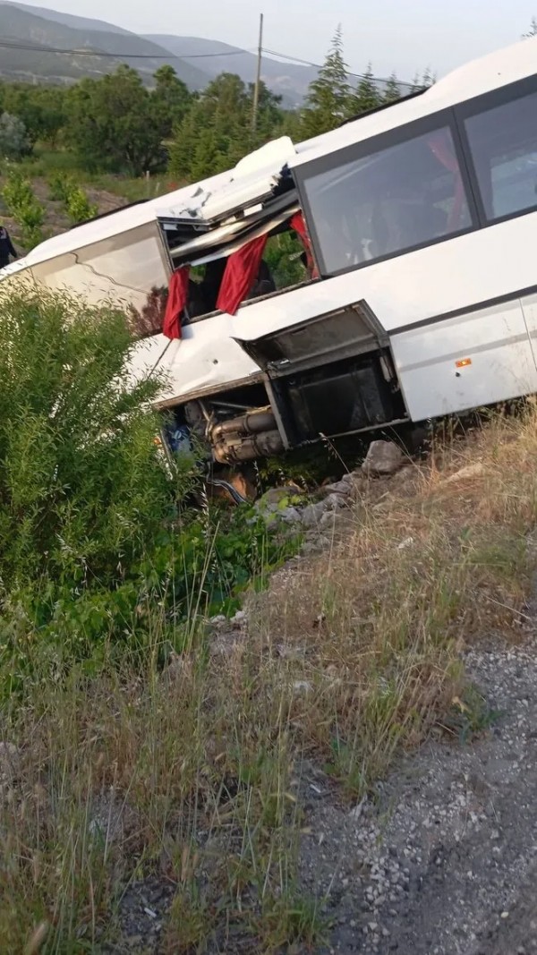 Isparta'da feci kaza! Tur otobüsü şarampole uçtu: 16 yaralı var!