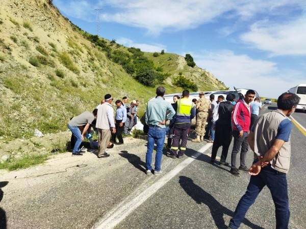 Elazığ'da köy minibüsü takla attı: 7 yaralı