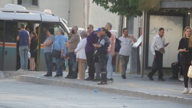 CHP'li İzmir'de işçiler greve çıktı! Otobüs duraklarında yoğunluk oluştu