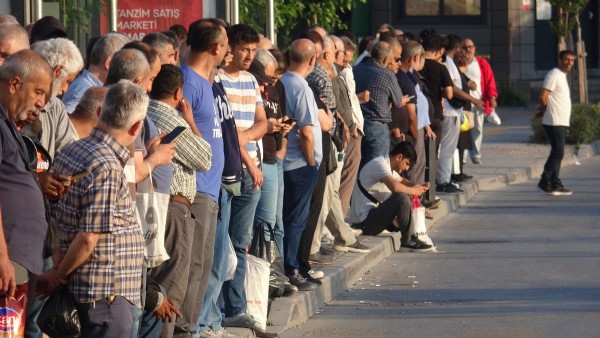 CHP'li İzmir'de işçiler greve çıktı! Otobüs duraklarında yoğunluk oluştu