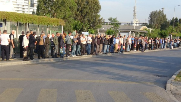 CHP'li İzmir'de işçiler greve çıktı! Otobüs duraklarında yoğunluk oluştu