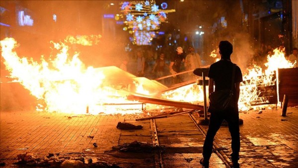 Türke durmak yaraşmaz dediler 'duran adam' eylemi yaptılar! 21 gözaltı