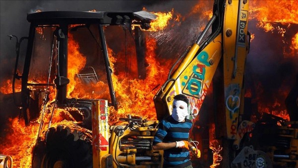 Türke durmak yaraşmaz dediler 'duran adam' eylemi yaptılar! 21 gözaltı