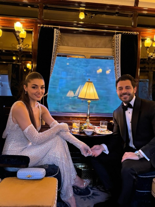 Hande Erçel ile Hakan Sabancı'dan mutluluk pozu