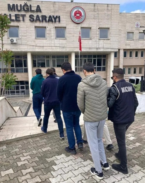 Muğla'da FETÖ operasyonunda yakalanan şüphelilerden 2'si tutuklandı