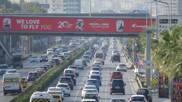 İzmir'de grevin ikinci günü! Duraklarda yine yoğunluk oluştu
