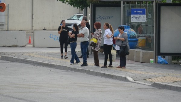 İzmir'de grevin ikinci günü! Duraklarda yine yoğunluk oluştu