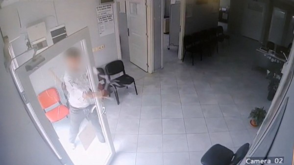 Osmaniye'de aile sağlığı merkezine saldırı anı kamerada