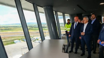 Bakan Uraloğlu, yeni hava trafik kontrol kulesindeki çalışmaları yerinde inceledi
