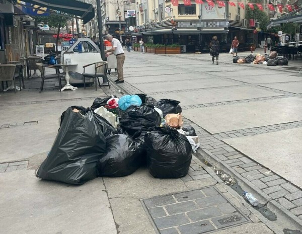 CHP'li İzmir'de grev sürüyor! Çöp dağları oluştu