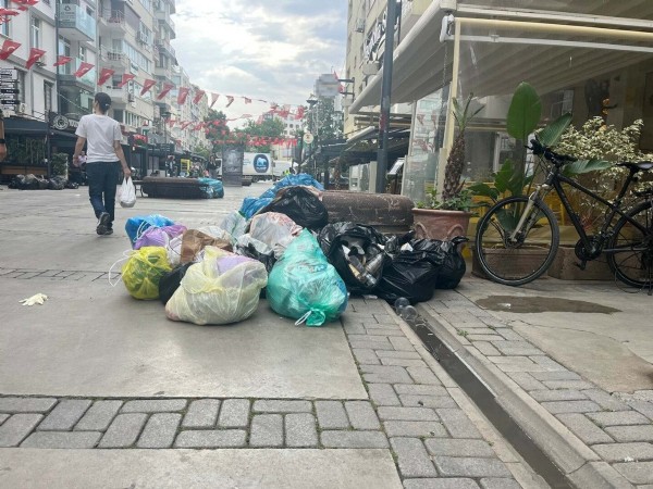 CHP'li İzmir'de grev sürüyor! Çöp dağları oluştu