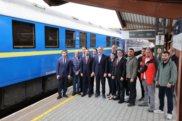 Hakan Fidan, Kiev'den trenle döndü
