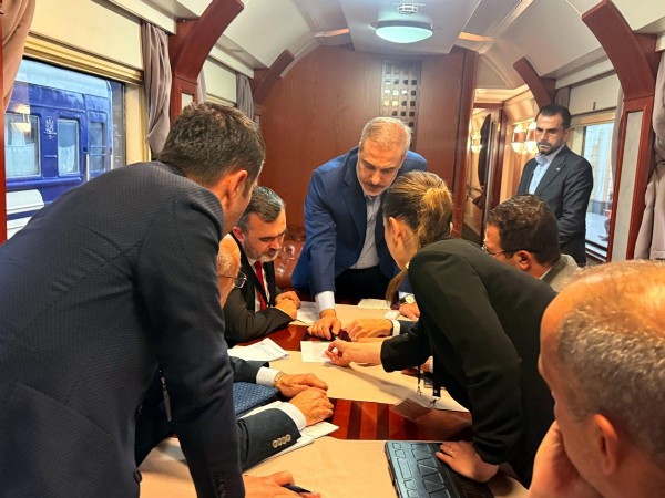 Hakan Fidan, Kiev'den trenle döndü