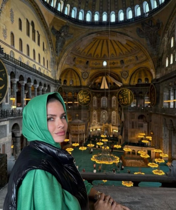 China Suarez ikinci kez İstanbul turunda