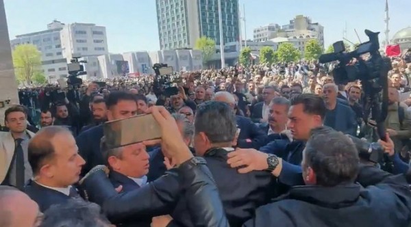 Ömer Çelik: CHP Genel Başkanı Özgür Özel’e yapılan saldırıyı lanetliyoruz