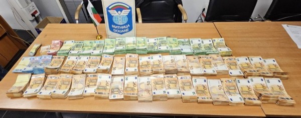 Edirne'de sınırda beyan edilmemiş 351 bin euro yakalandı