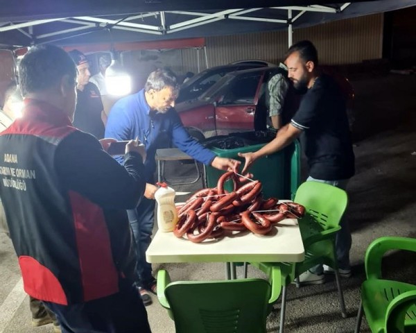 Adana’da fuarda satılan 240 kilo bozuk gıda imha edildi