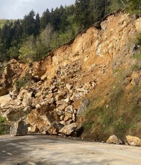 Giresun'da heyelan! Dev kayalar Pınarlar-Yavuzkemal kara yolu ulaşıma kapattı