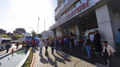 CHP'li belediyede işçiler greve gitti! Yüzlerce işçi destek için toplandı