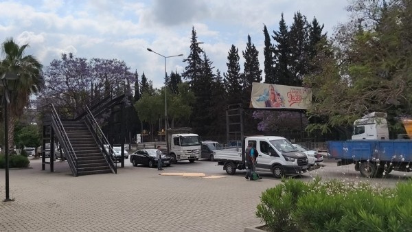 Adana'da tırın dorsesi üst geçice zarar verdi