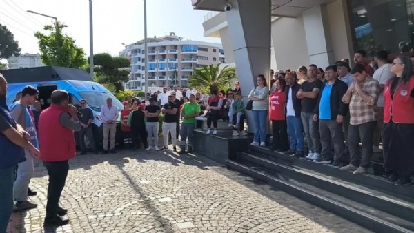CHP'li belediyede işçiler greve gitti! Yüzlerce işçi destek için toplandı