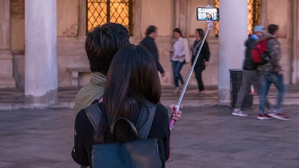 Tarihi yapıtın önünde facia! Selfie çekerken kabusu yaşadı