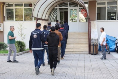 Amasya'da şüpheli otomobilde 6 göçmen yakalandı