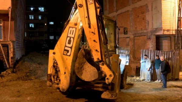Bağcılar'da korkutan olay! 5 katlı bir bina yana doğru eğildi